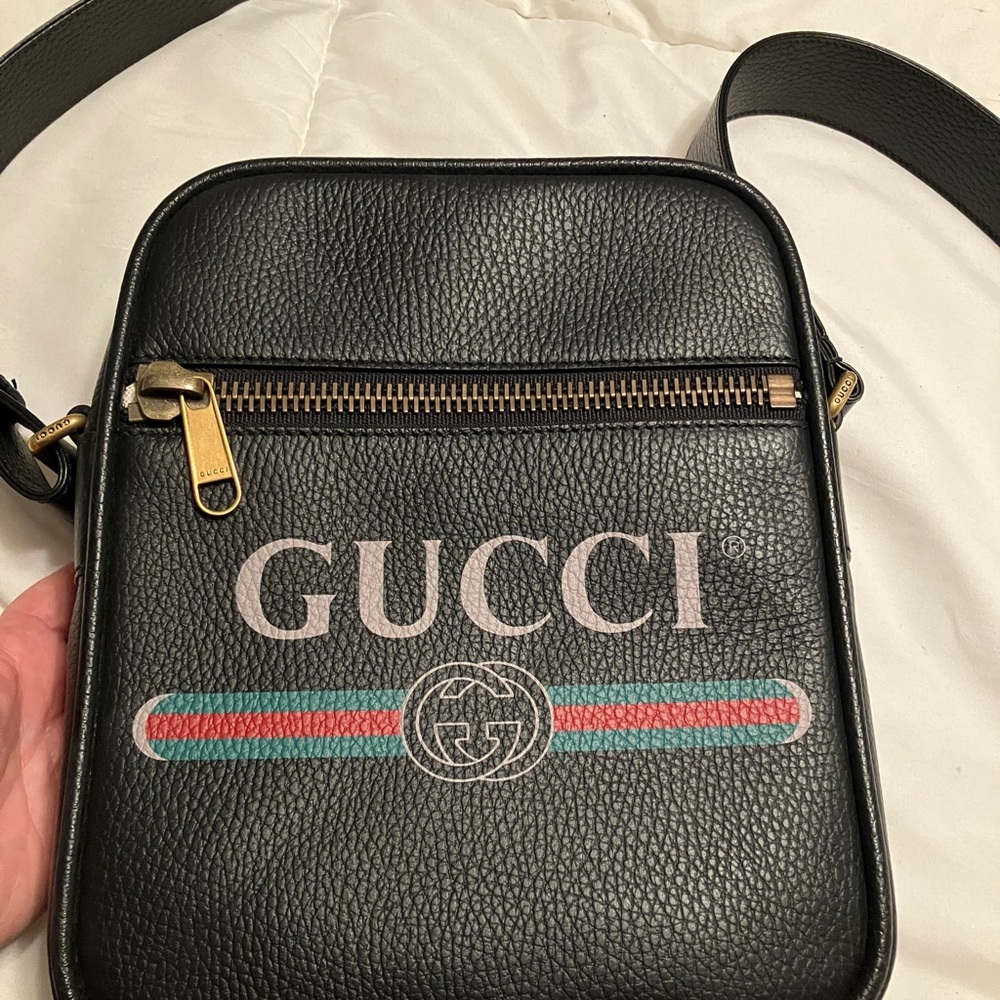 Authentic Gucci black cross body. Barely used excellent condition - Picture 3 of 6